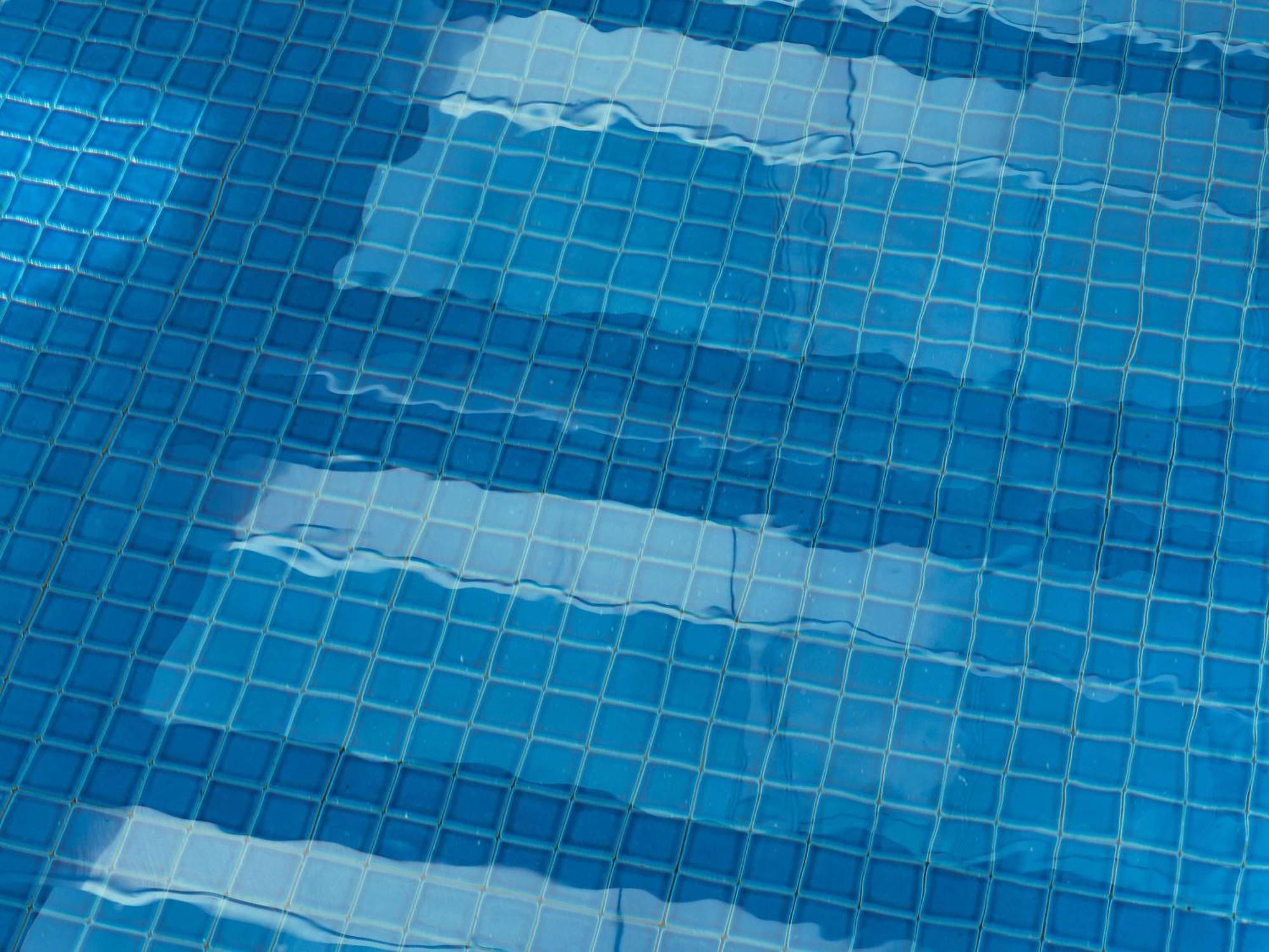 The Olsen Melbourne Art Series Exteriér fotografie A swimming pool with a damaged liner